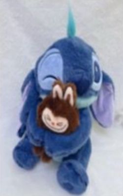 PELUCHE STITCH AVEC LABUBU DANS LES BRAS 45 CM / 18